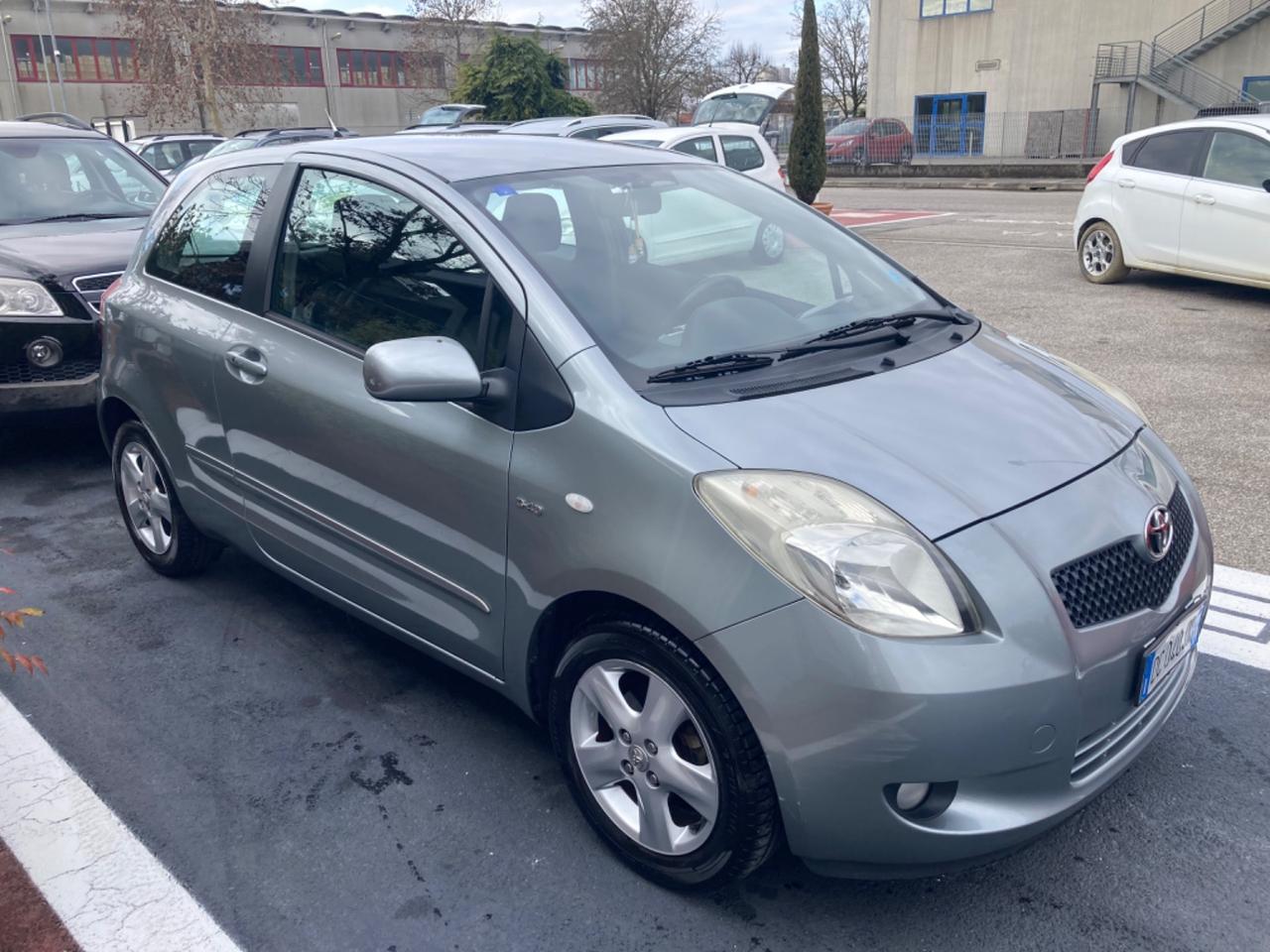 TOYOTA YARIS CAMBIO AUTOMATICO (DA VETRINA)