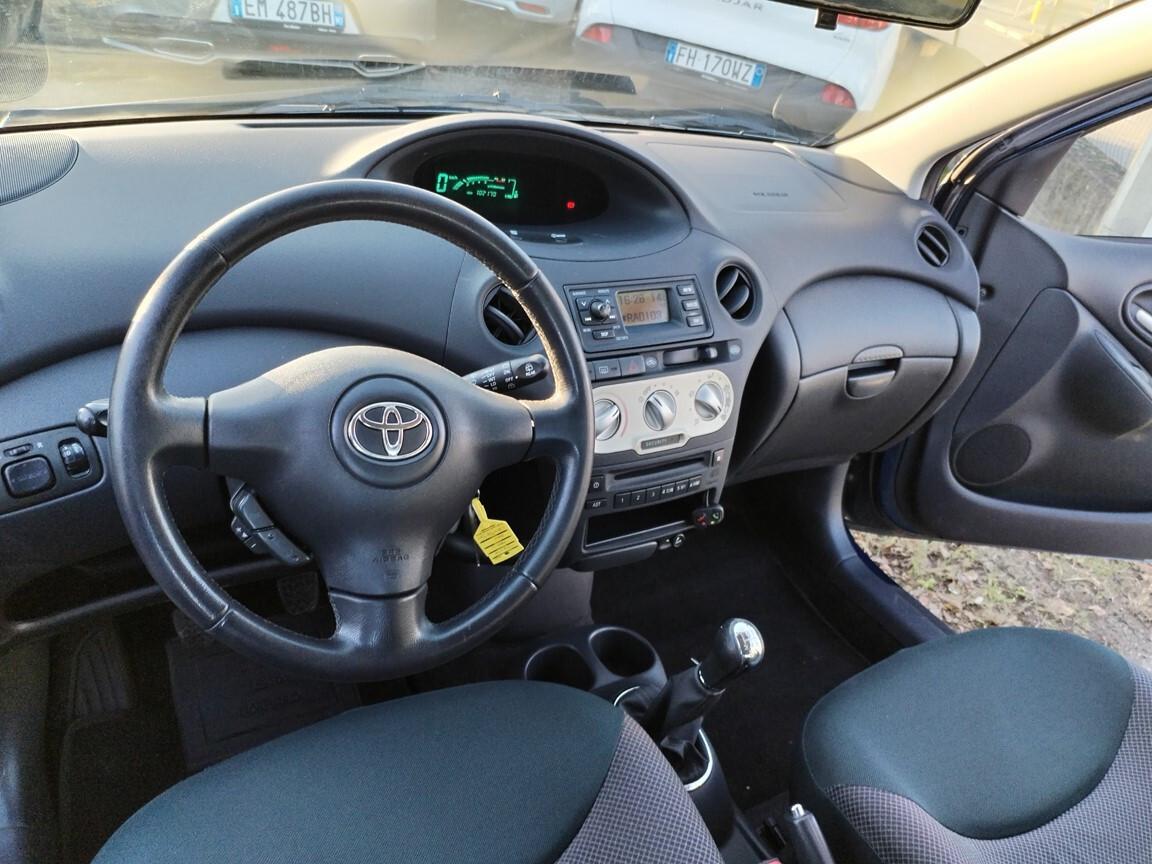 Toyota Yaris 1.0i 16V 5 p 102000km tagliandata gommata 2004