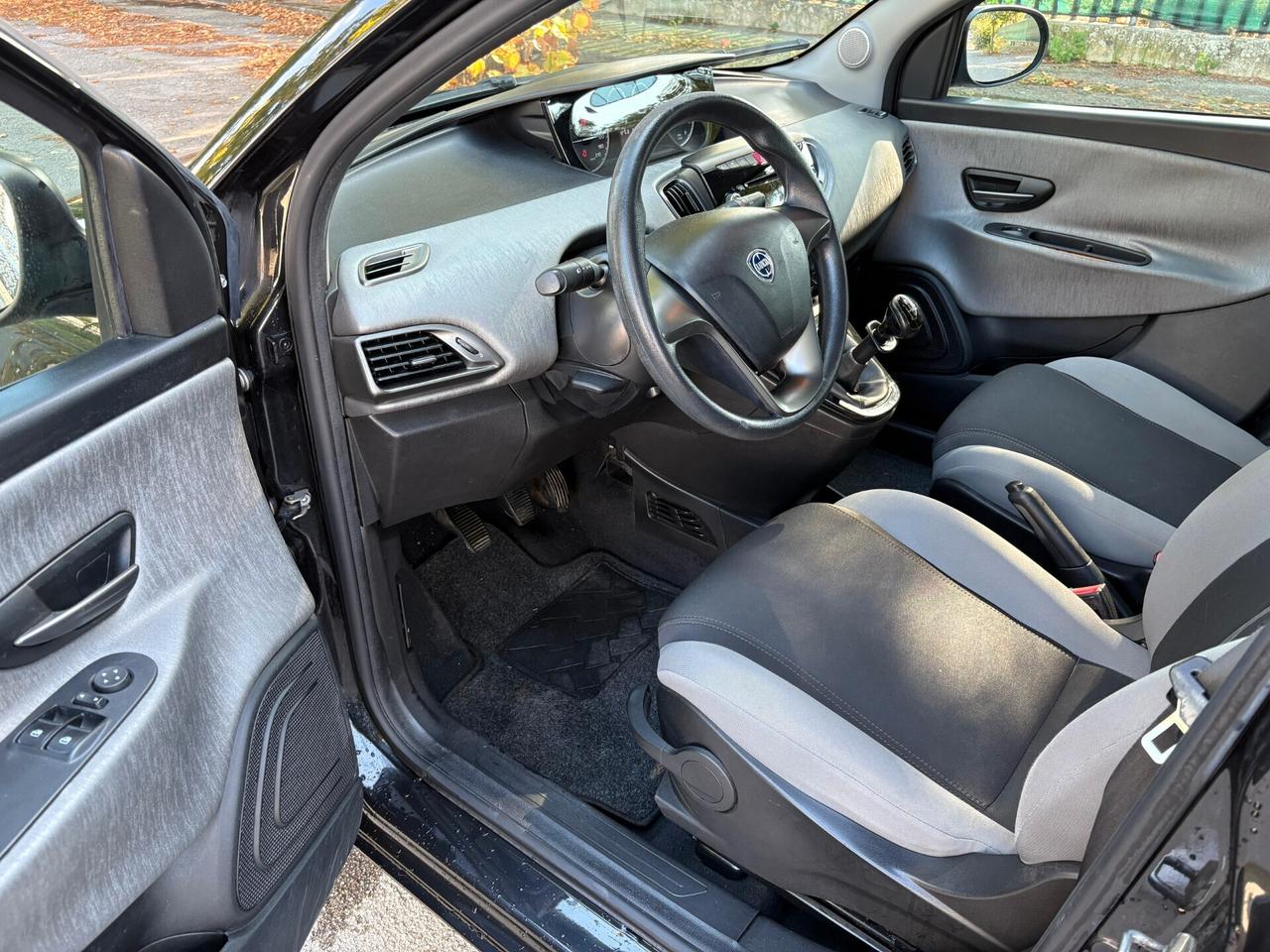 Lancia Ypsilon 0.9 TwinAir 85 CV 5 porte Metano Ecochic Silver