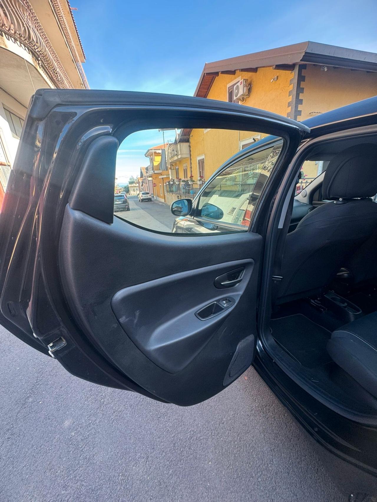 Lancia Ypsilon 1.3 MJT 16V 95 CV 5 porte S&S S Momodesign