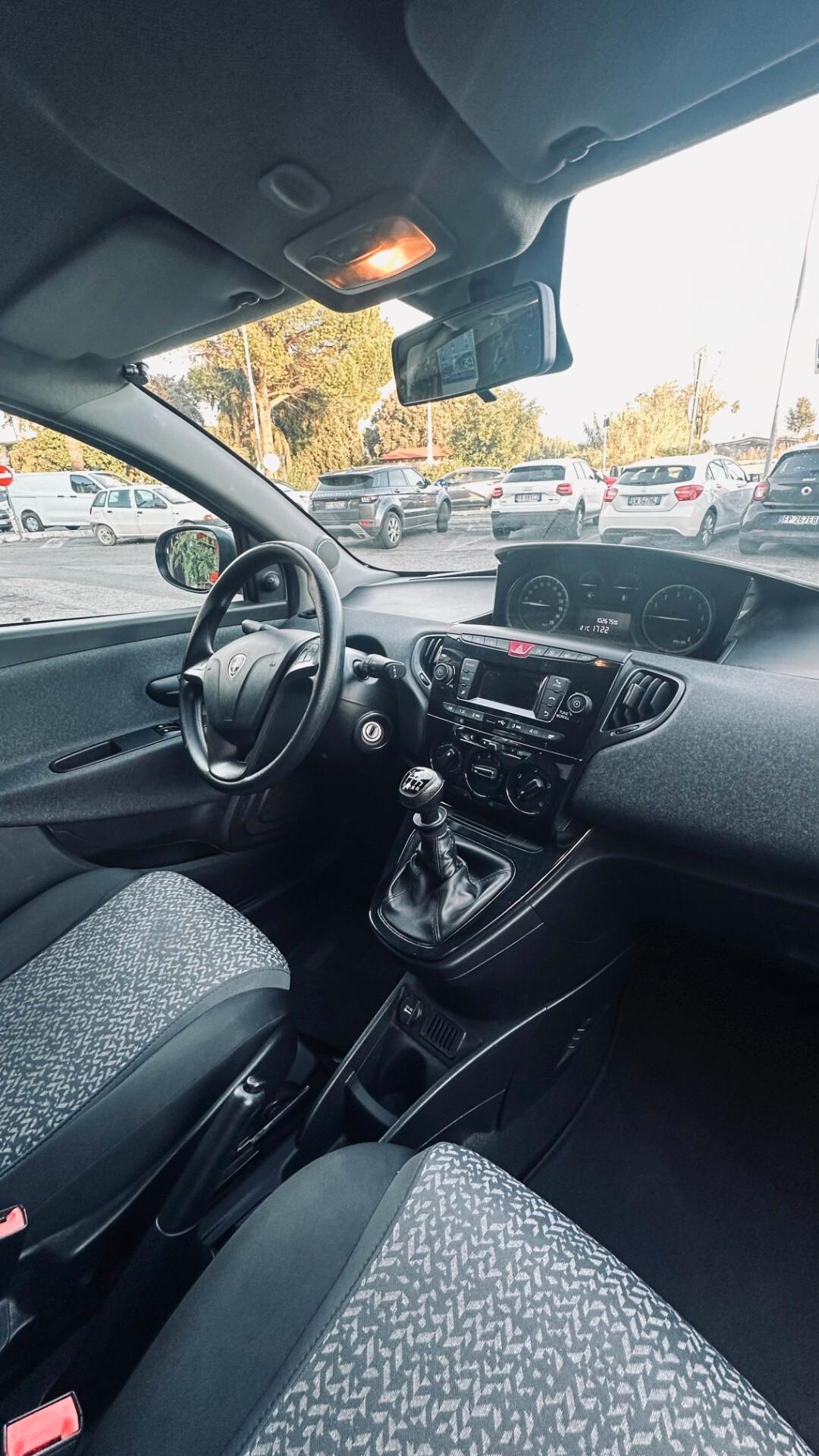 Lancia Ypsilon 1.0 FireFly 5 porte S&S Hybrid Ecochic Silver