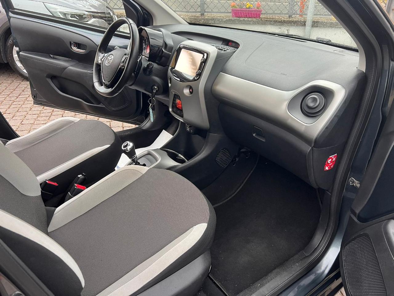 Toyota Aygo 5 Porte 1.0 x-play Automatica