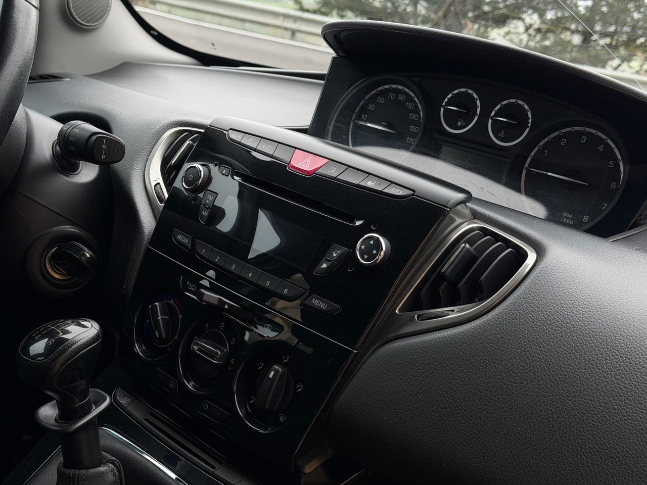 Lancia Ypsilon 1.2 69 CV 5 porte NEOPATENTATI