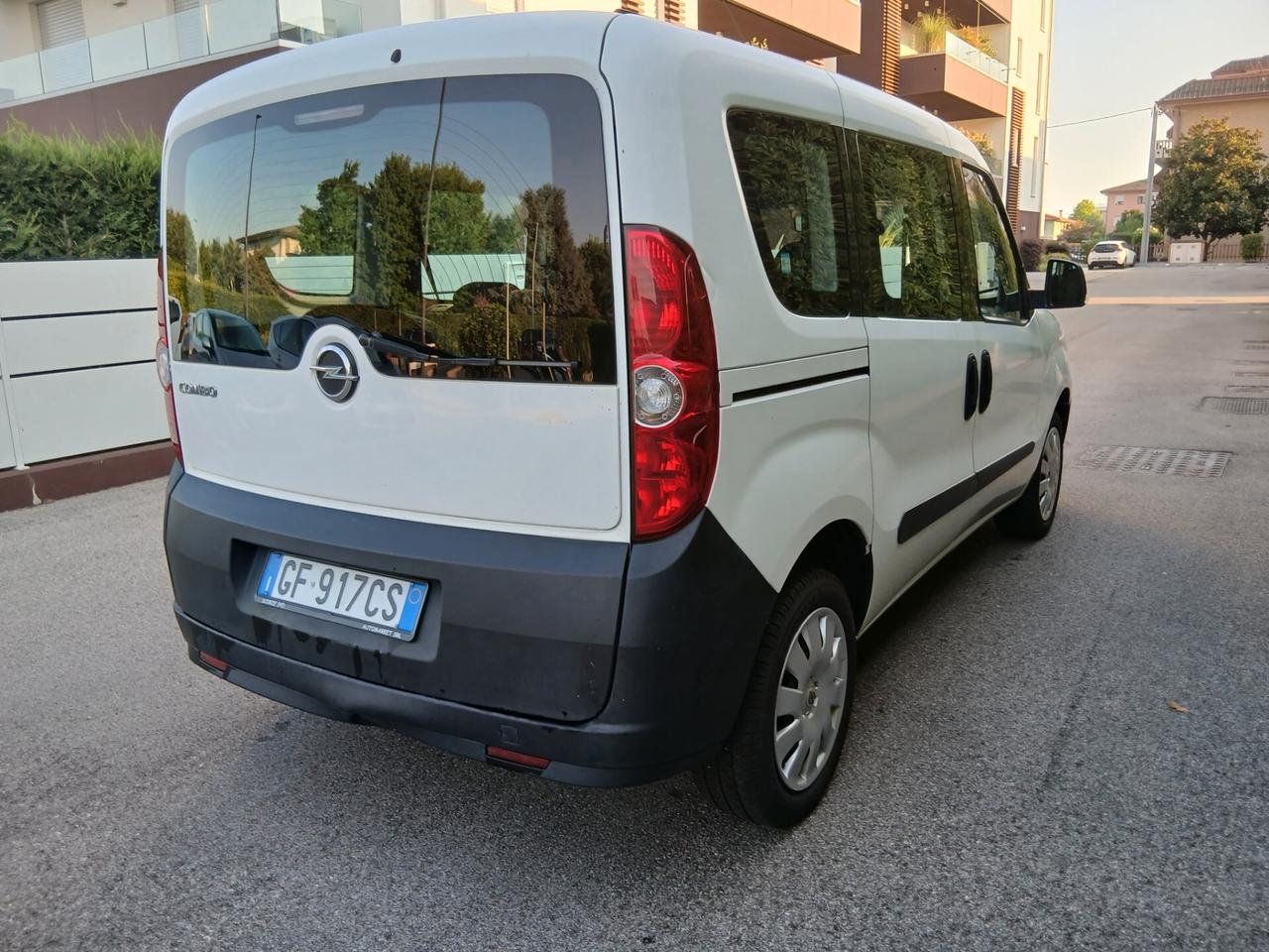 Opel Combo N1 5 posti GPL autocarro tua a € 164 mese