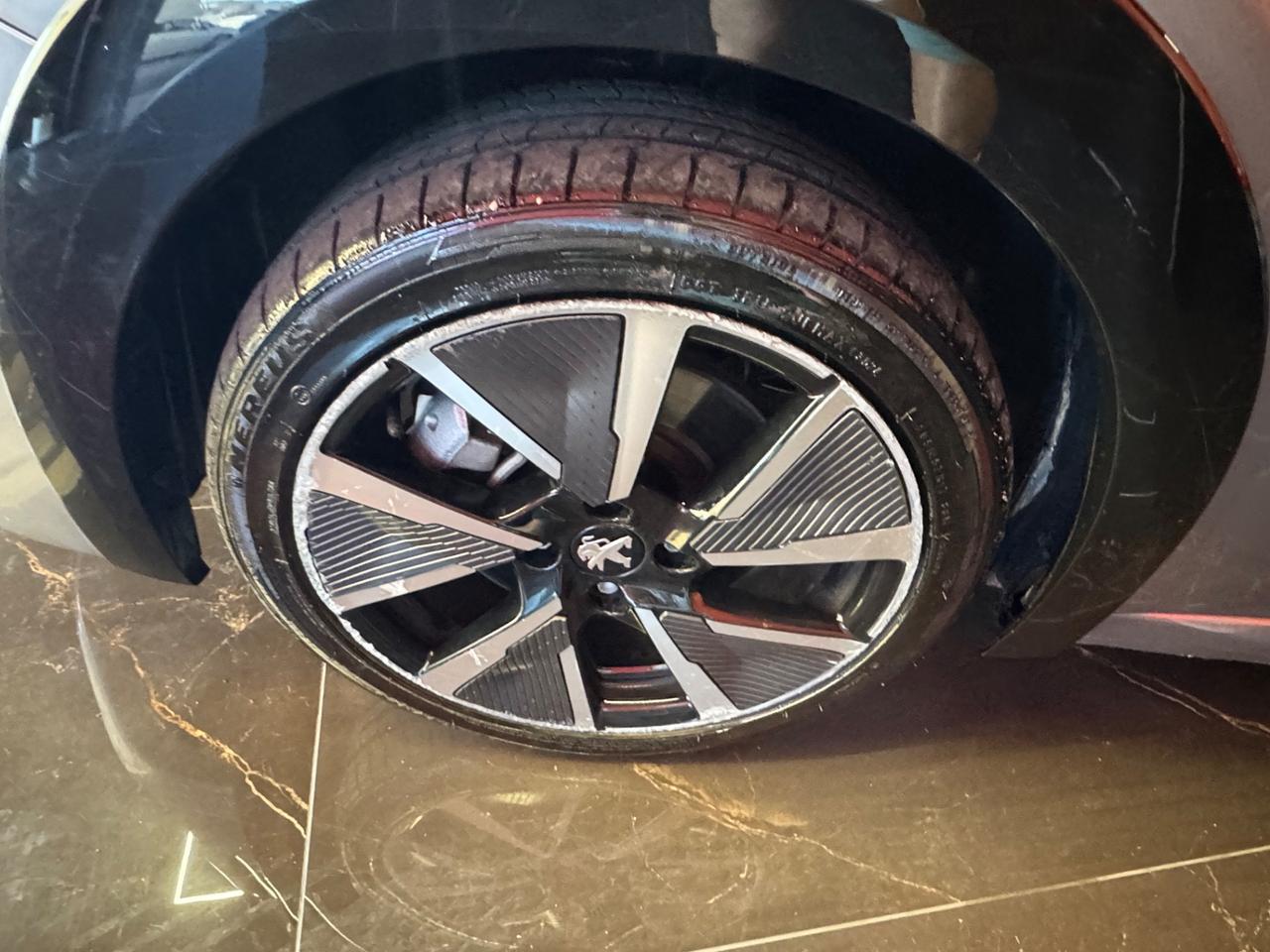 Peugeot 208 motore elettrico 136 CV 5 porte GT Pack