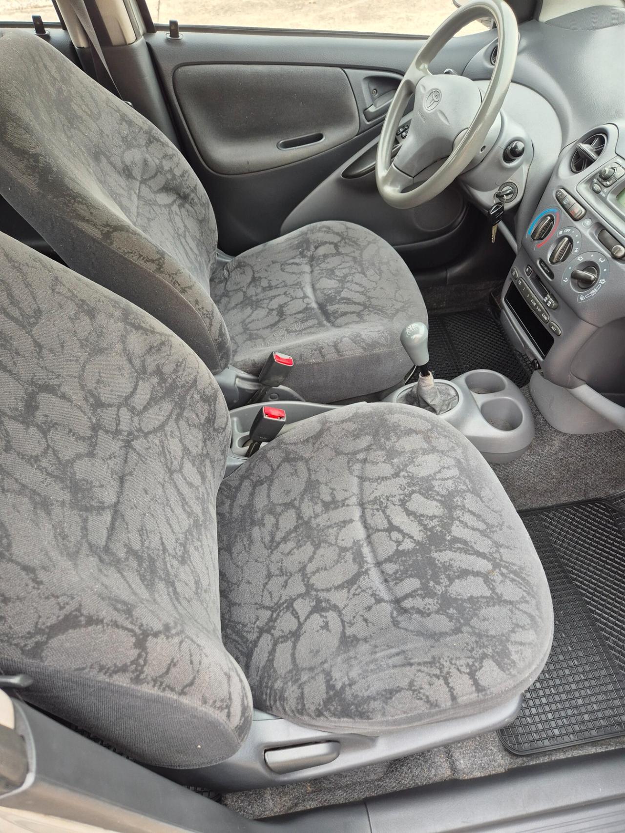 Toyota Yaris 1.0i 16V cat 5 porte neopatentati