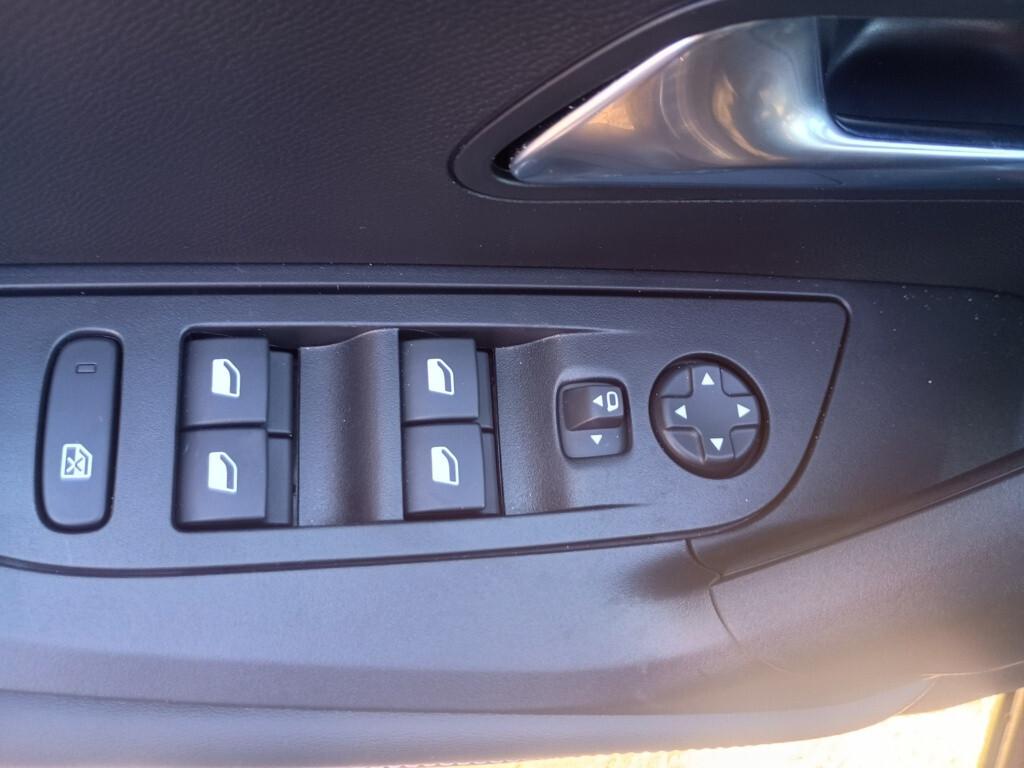 Peugeot 2008 1.2 100cv Allure