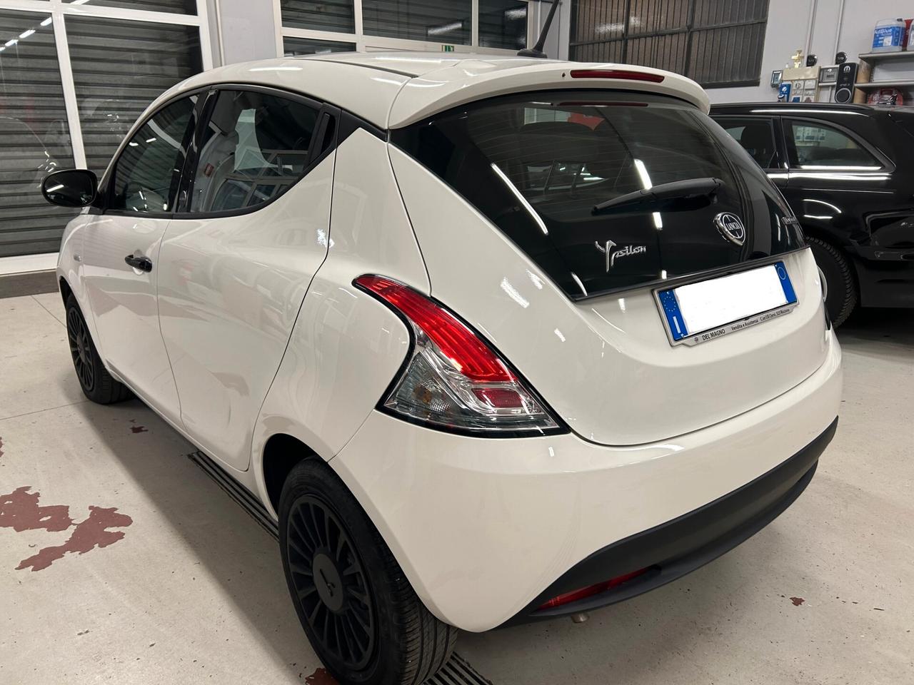 Lancia Ypsilon 1.0 FireFly 5 porte S&S Hybrid Ecochic Silver