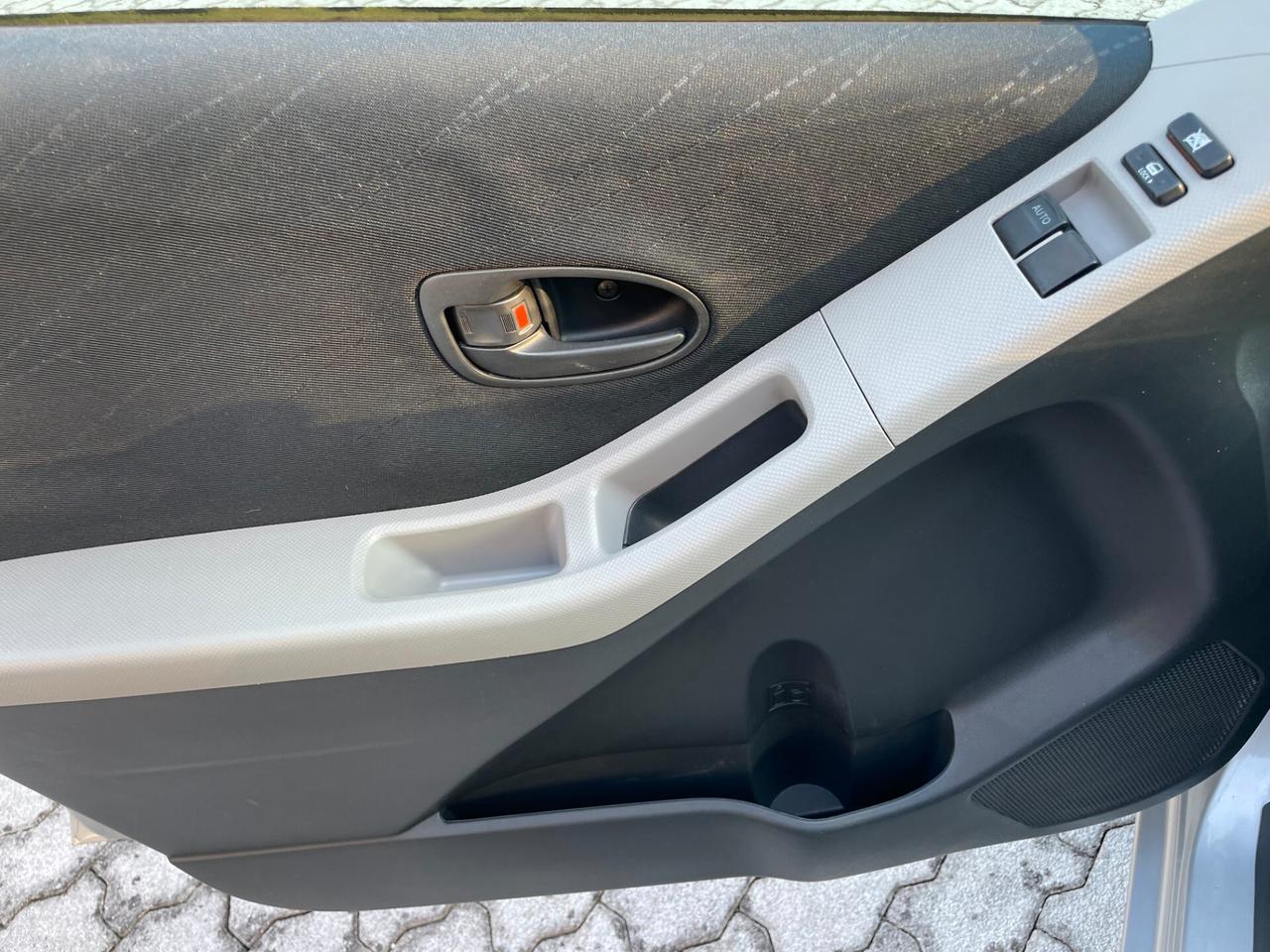 Toyota Yaris 1.3 5 porte Luna