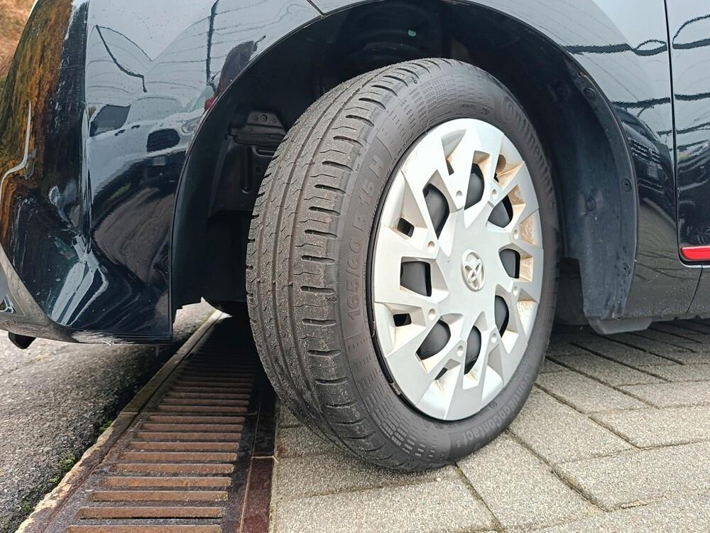 Toyota Aygo Connect 1.0 VVT-i 72 CV 5 porte x-clusiv red style