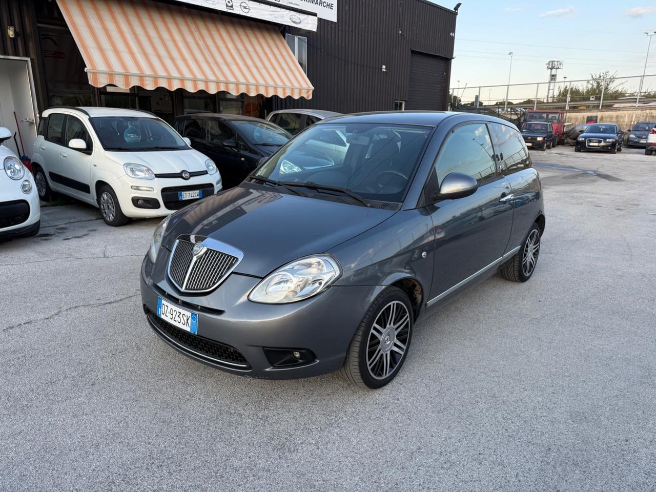 Lancia Ypsilon 1.3 MJT 75 CV Versus