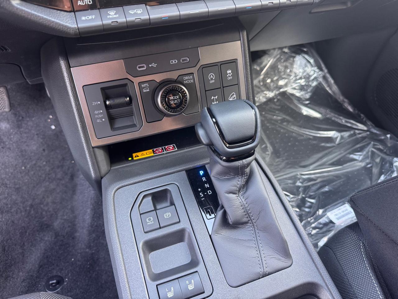 Toyota Hilux 2.8 D-4D A/T 4WD 48V 4 porte Double Cab Invincible