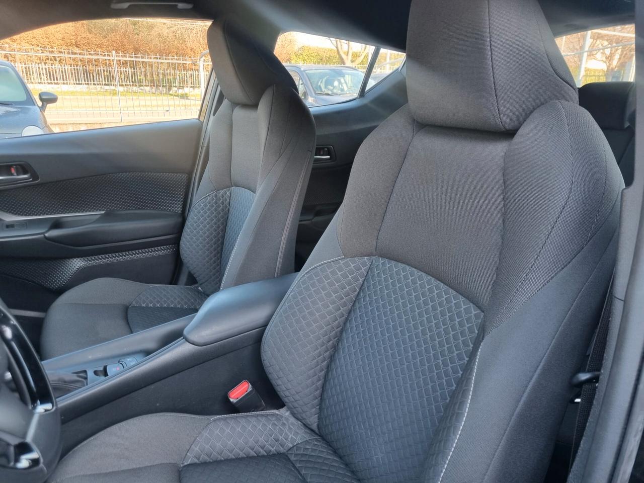 Toyota C-HR 1.8 Hybrid E-CVT Business