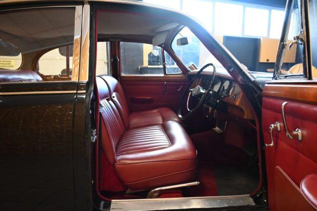 DAIMLER Sovereign 2.5 V8 AUTO GUIDA A DESTRA PERFETTA ITALIANA NUOVA