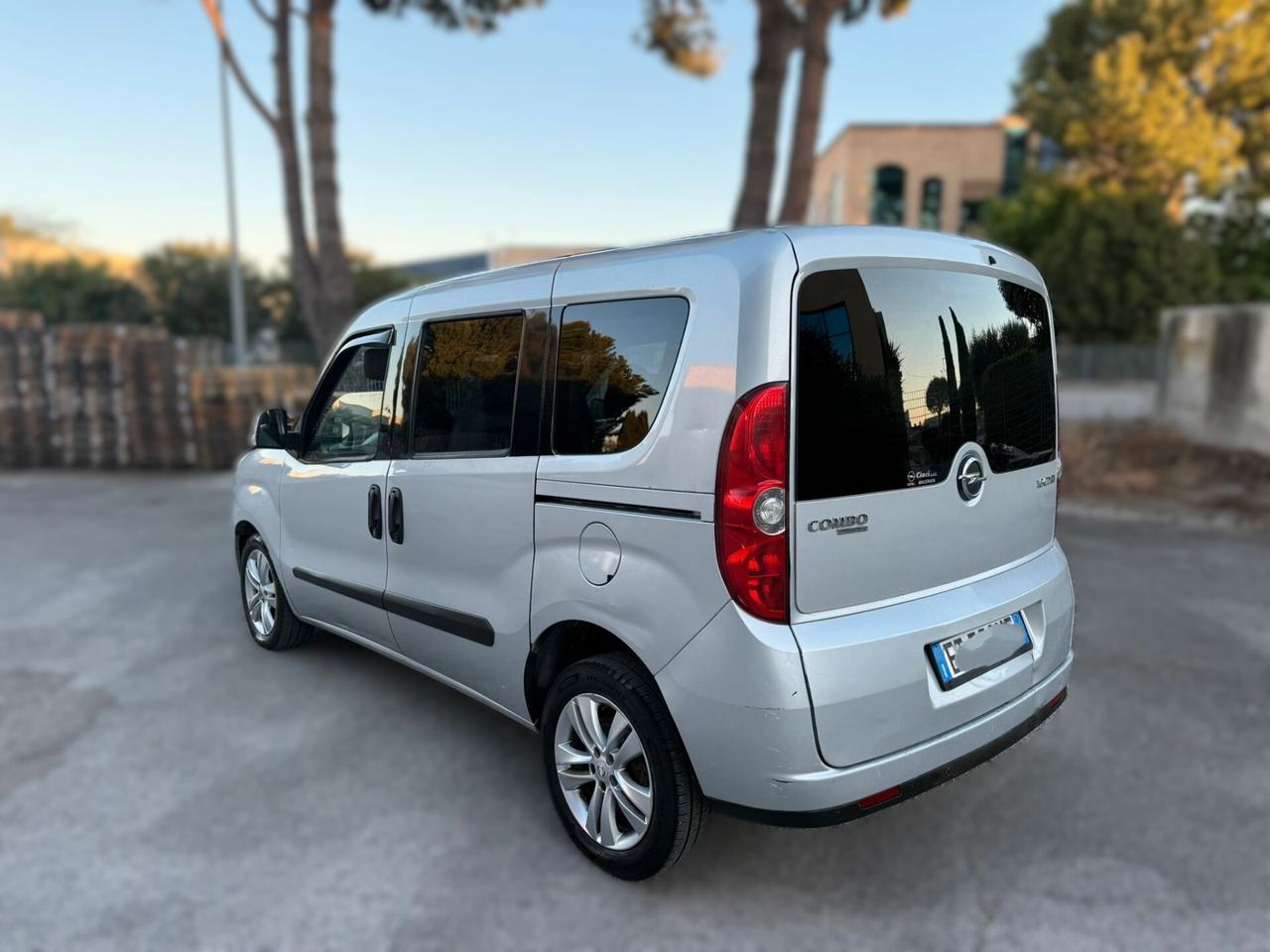 OPEL COMBO TOUR 1.6D 2014 12 MESI DI GARANZIA