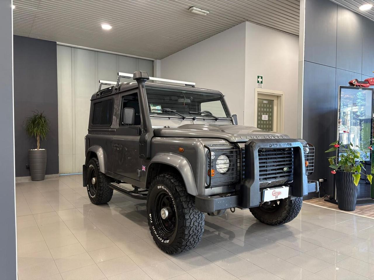 Land Rover Defender VI 2007 90 Defender 90 2.4 td E