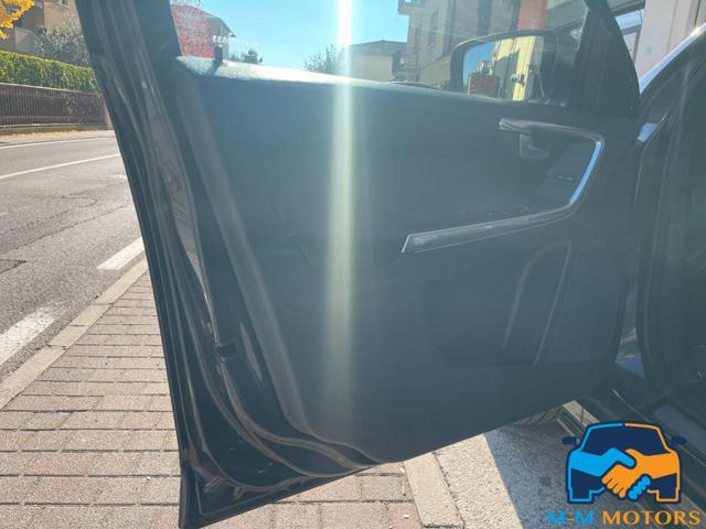 VOLVO XC60 D4 AWD doppio treno di gomme