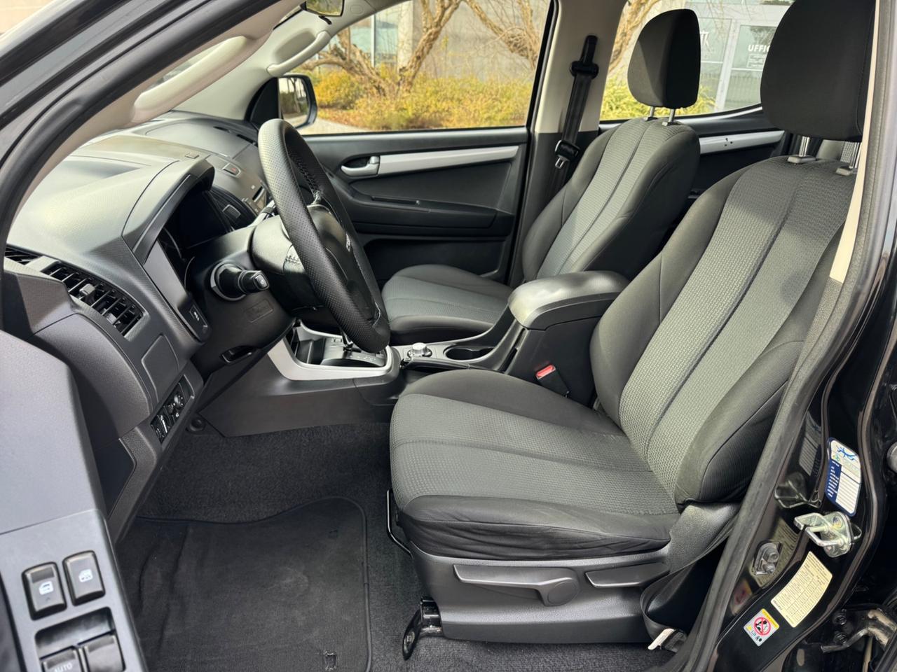 Isuzu D-Max 2.5 Crew Cab Solar A/T 4WD