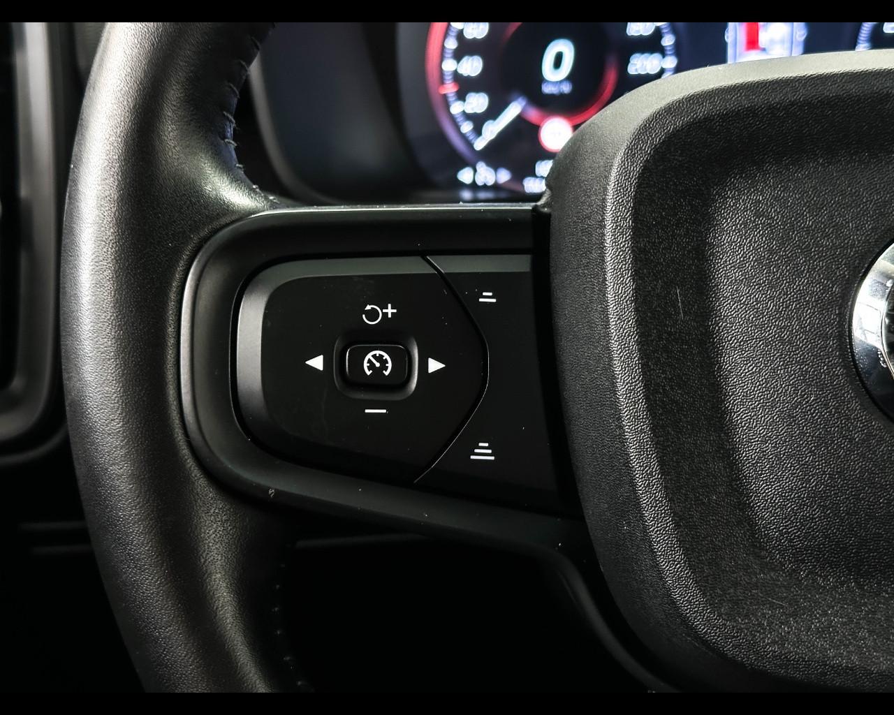 VOLVO XC40 (2017-->) - XC40 T2 Geartronic Momentum