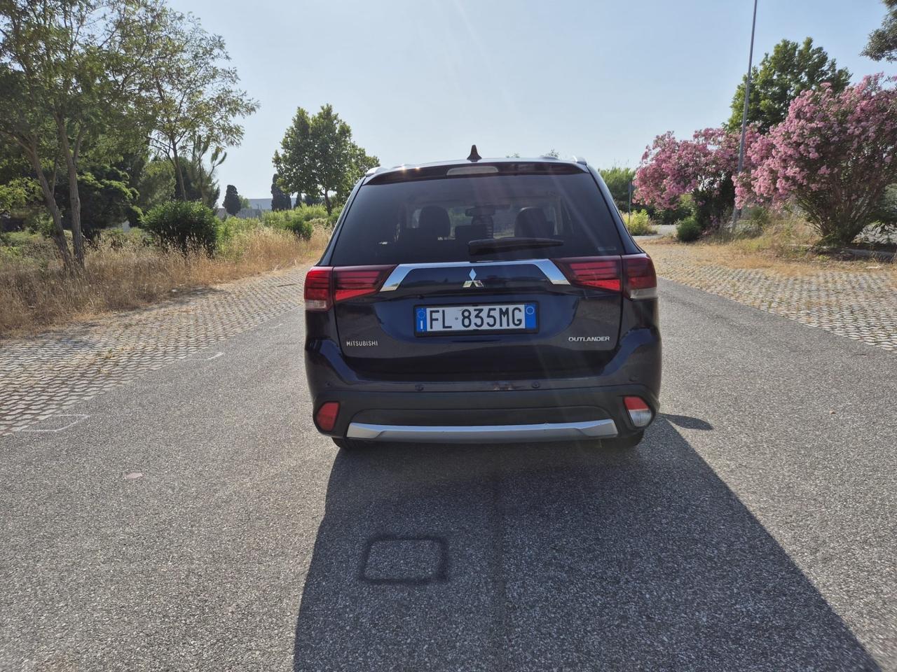Mitsubishi Outlander 2.2 DI-D 4WD Instyle Plus SDA 7 posti