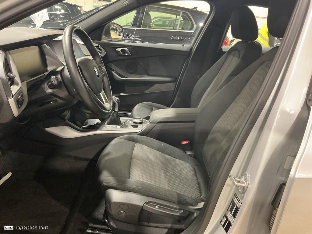 BMW 116D 6M. BUSINESS ADVANTAGE ( FARI LED - BMW DIGITAL COCKPIT - PDC - NAVI - MIRROR - CRUISE )