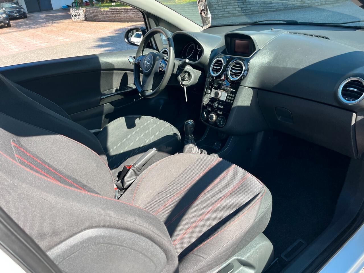 Opel Corsa 1.2 3 porte b-color