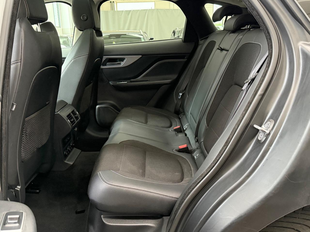 Jaguar F-Pace 2.0 D 180 CV AWD aut. R-Sport