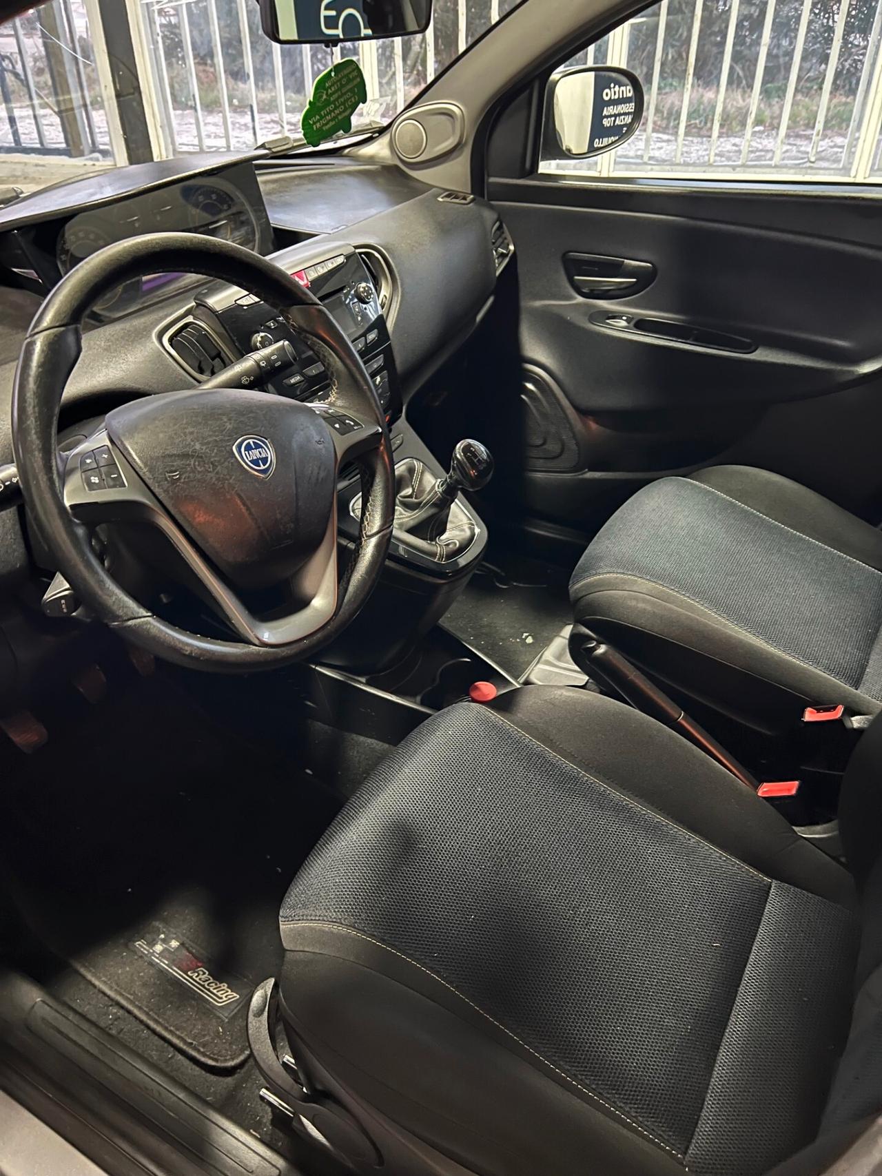Lancia Ypsilon 1.3 MJT 16V 95 CV 5 porte S&S S Momodesign