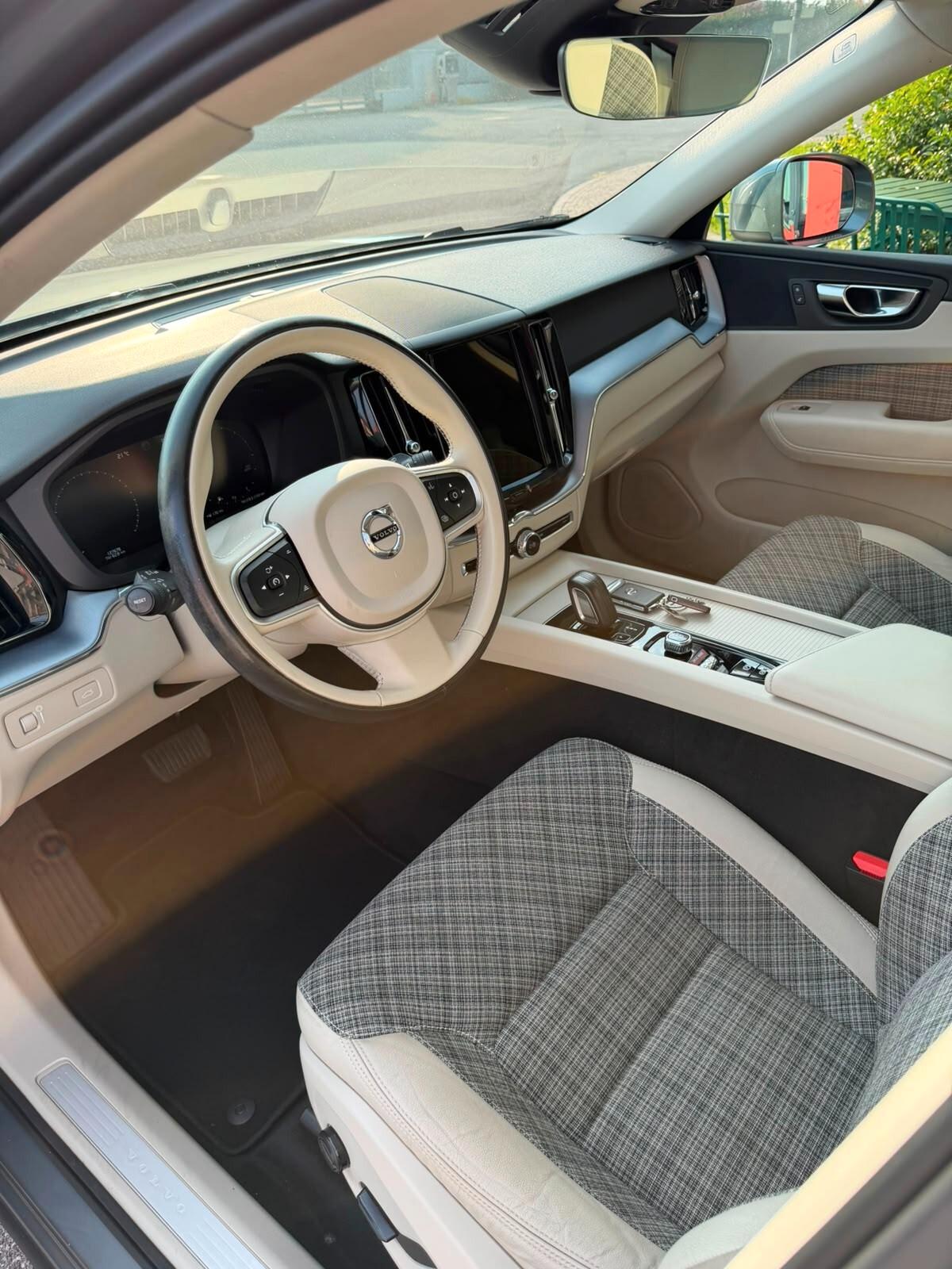 Volvo XC60 B4 AWD Geartronic Momentum MY21