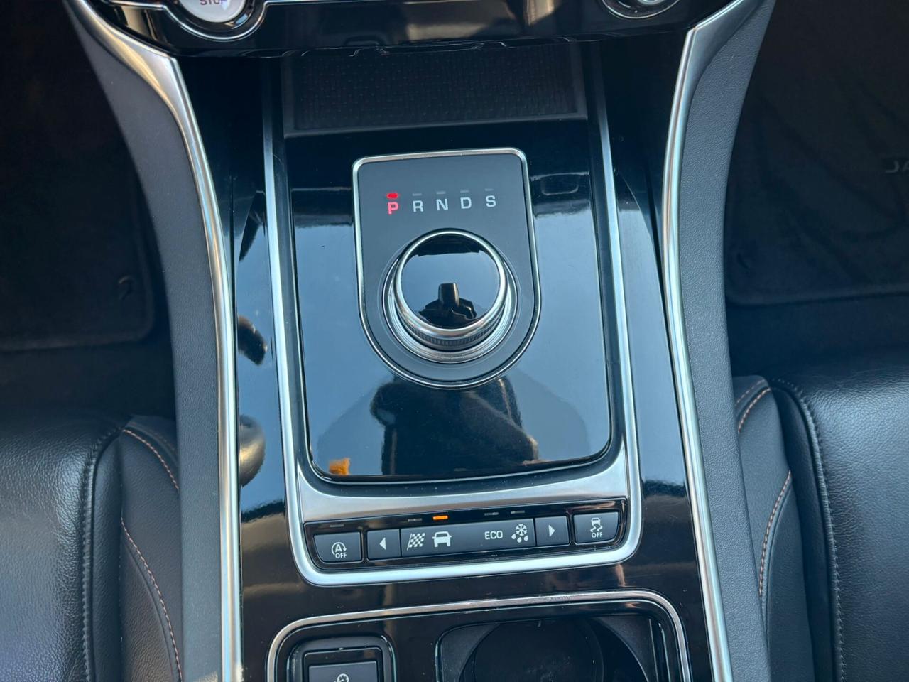 Jaguar XE 2.0 D 180 CV Portfolio