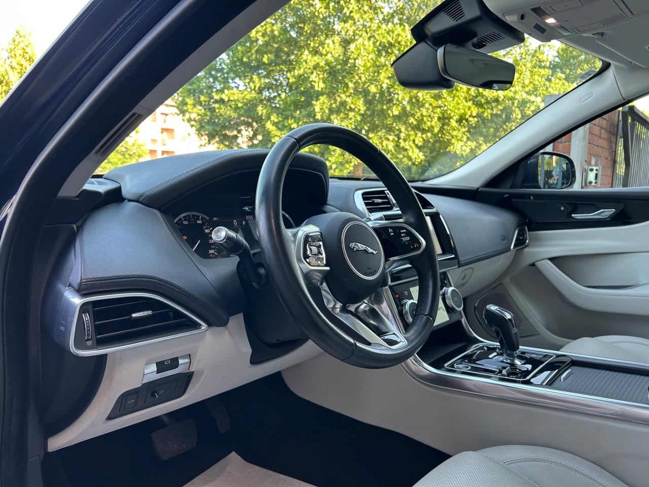 Jaguar XE 2.0 D 180 CV aut. R-Dynamic SE
