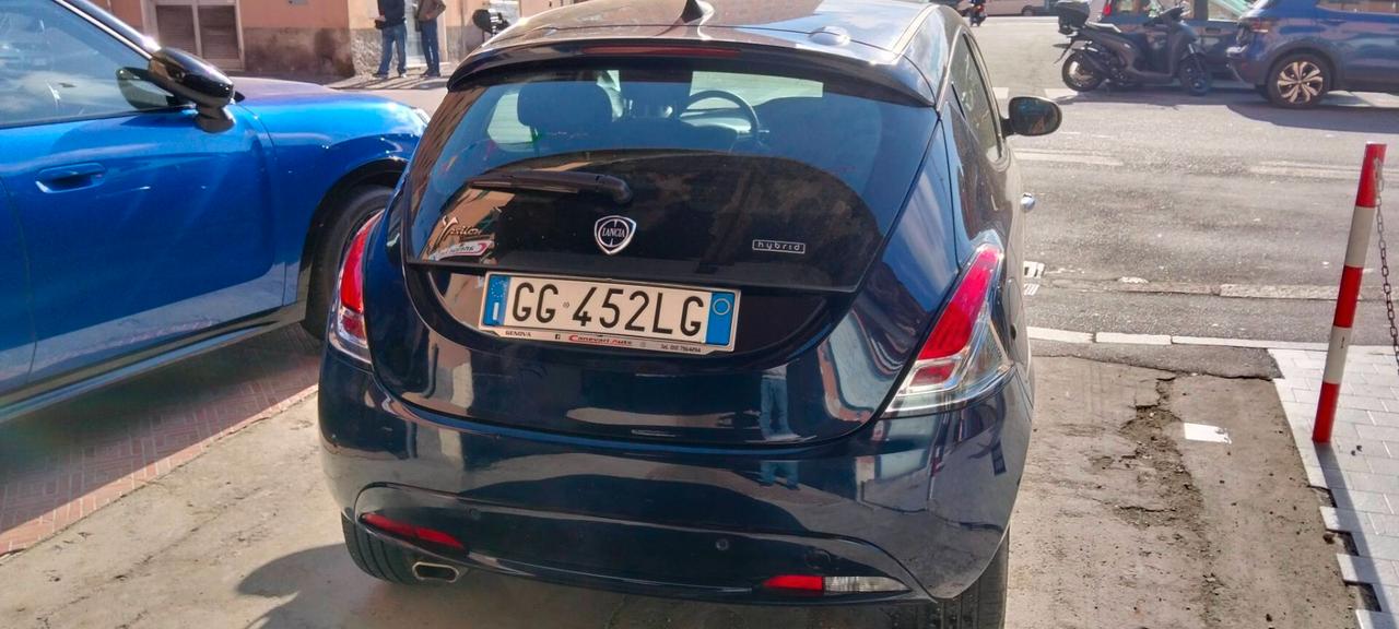 Lancia Ypsilon 1.0 FireFly 5 porte S&S Hybrid Ecochic Silver