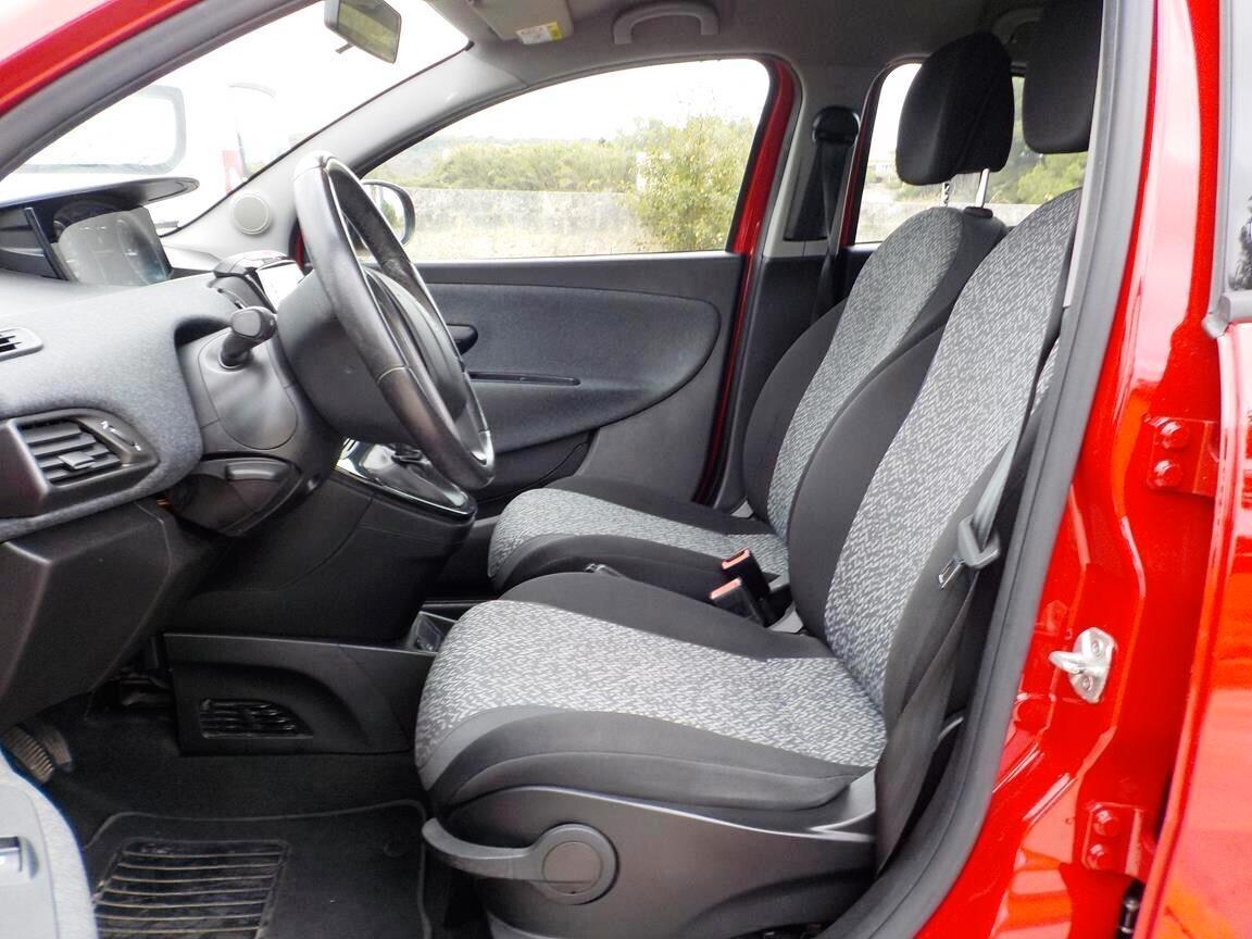 Lancia Ypsilon 1.0 FireFly 5 porte S&S Hybrid Ecochic Silver