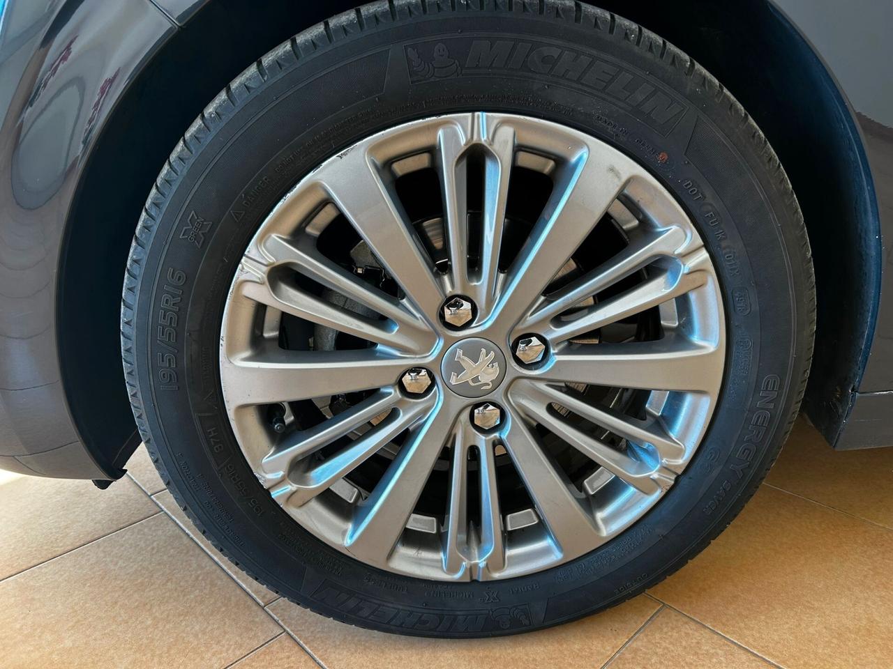 Peugeot 208 PureTech 82 Stop&Start 5 porte Signature