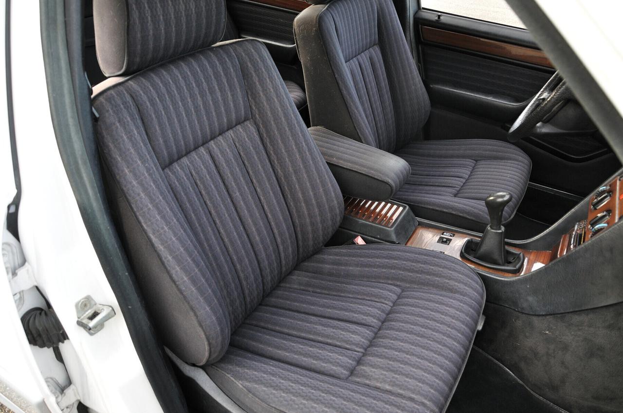 Mercedes-benz 250 W124D (AMG look body kit)