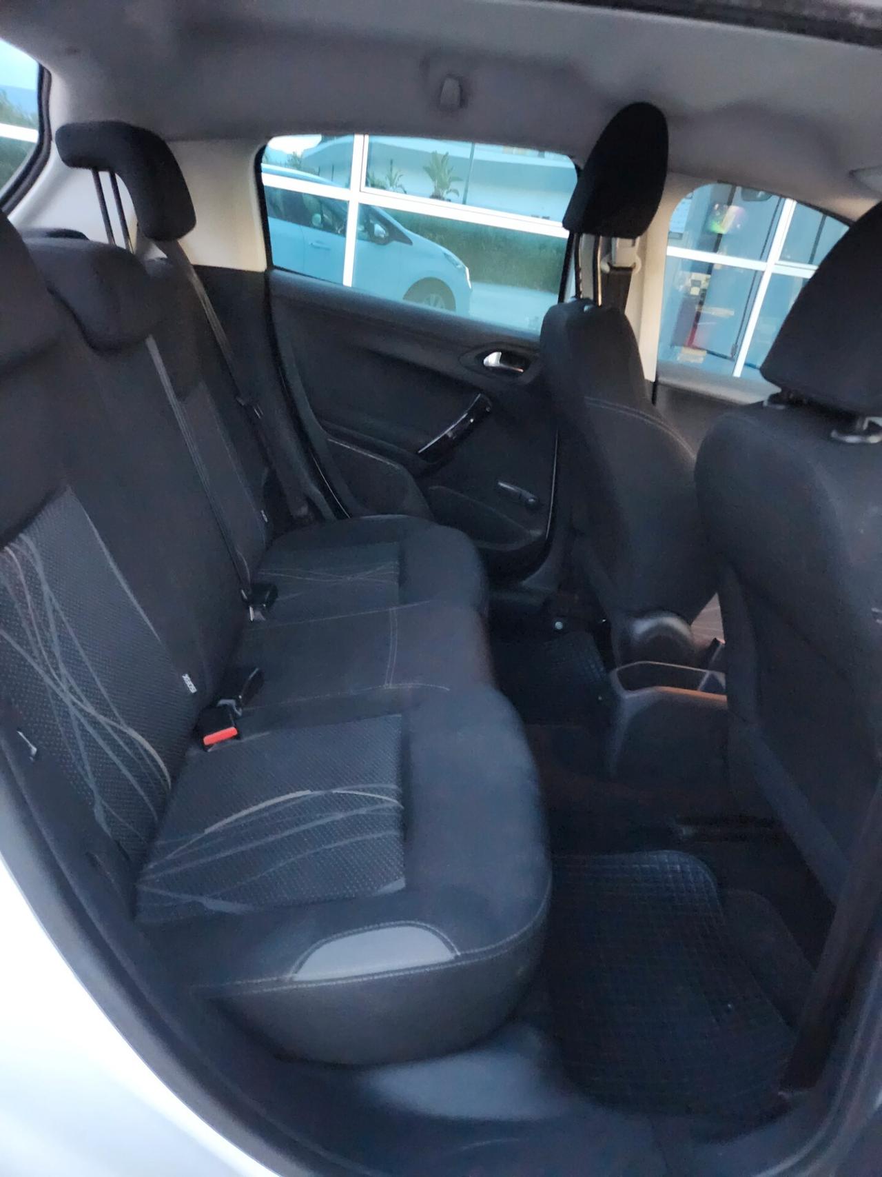 Peugeot 208 1.4 HDi 68 CV 5 porte Allure