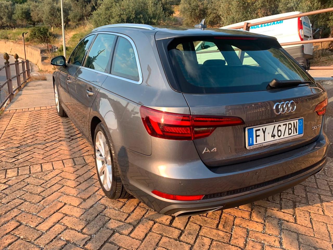 Audi A4 Avant 30 TDI S tronic Business
