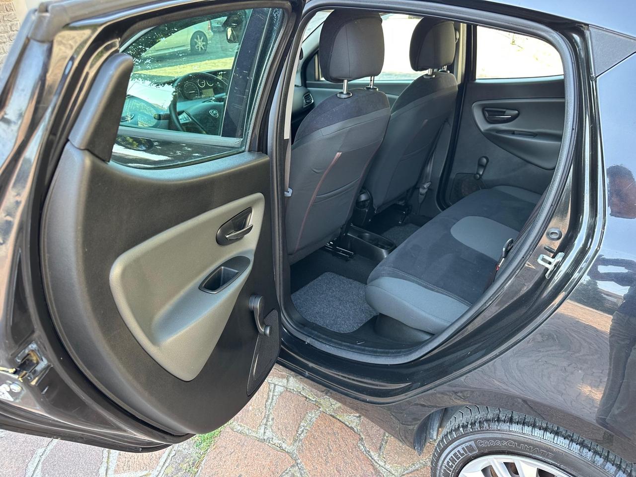 Lancia Ypsilon 1.2 69 CV 5 porte S&S Gold neopatentati