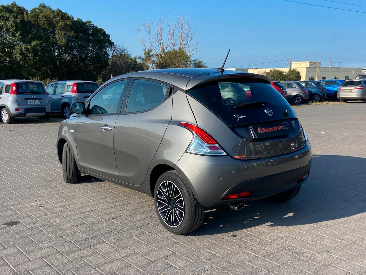 Lancia Ypsilon 1.0 firefly hybrid Gold