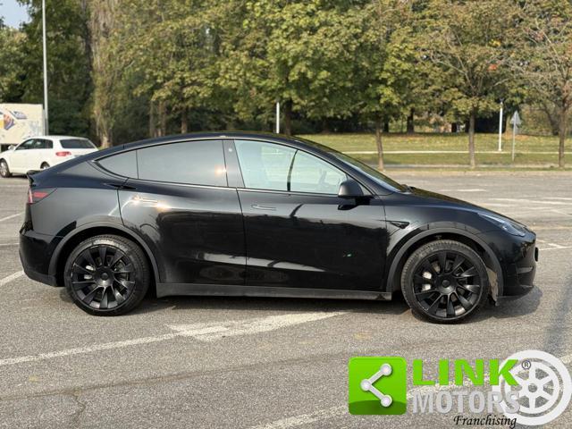 TESLA Model Y longe