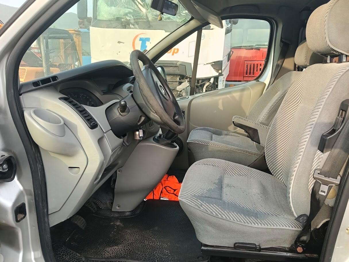 Opel Vivaro 27 1.9 DTI 8 posti + gancio traino