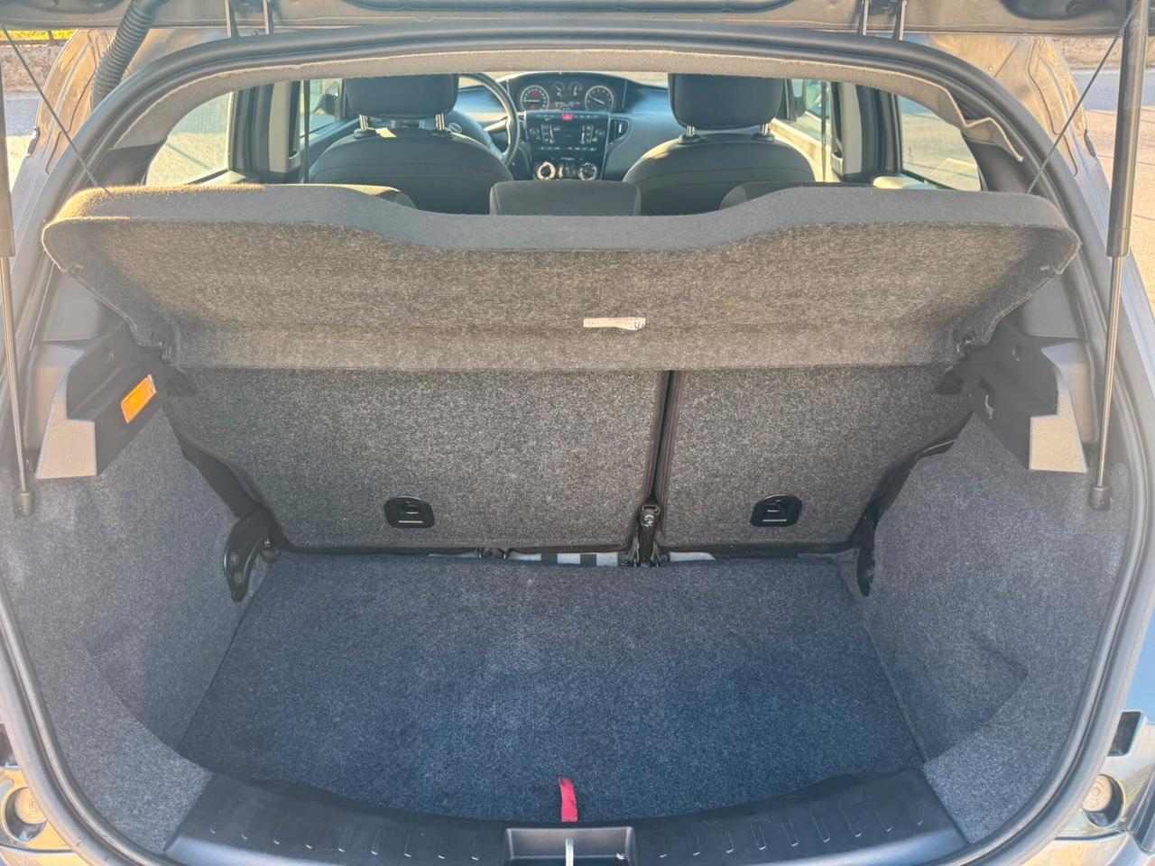 Lancia Ypsilon 1.0 FireFly Hybrid Silver