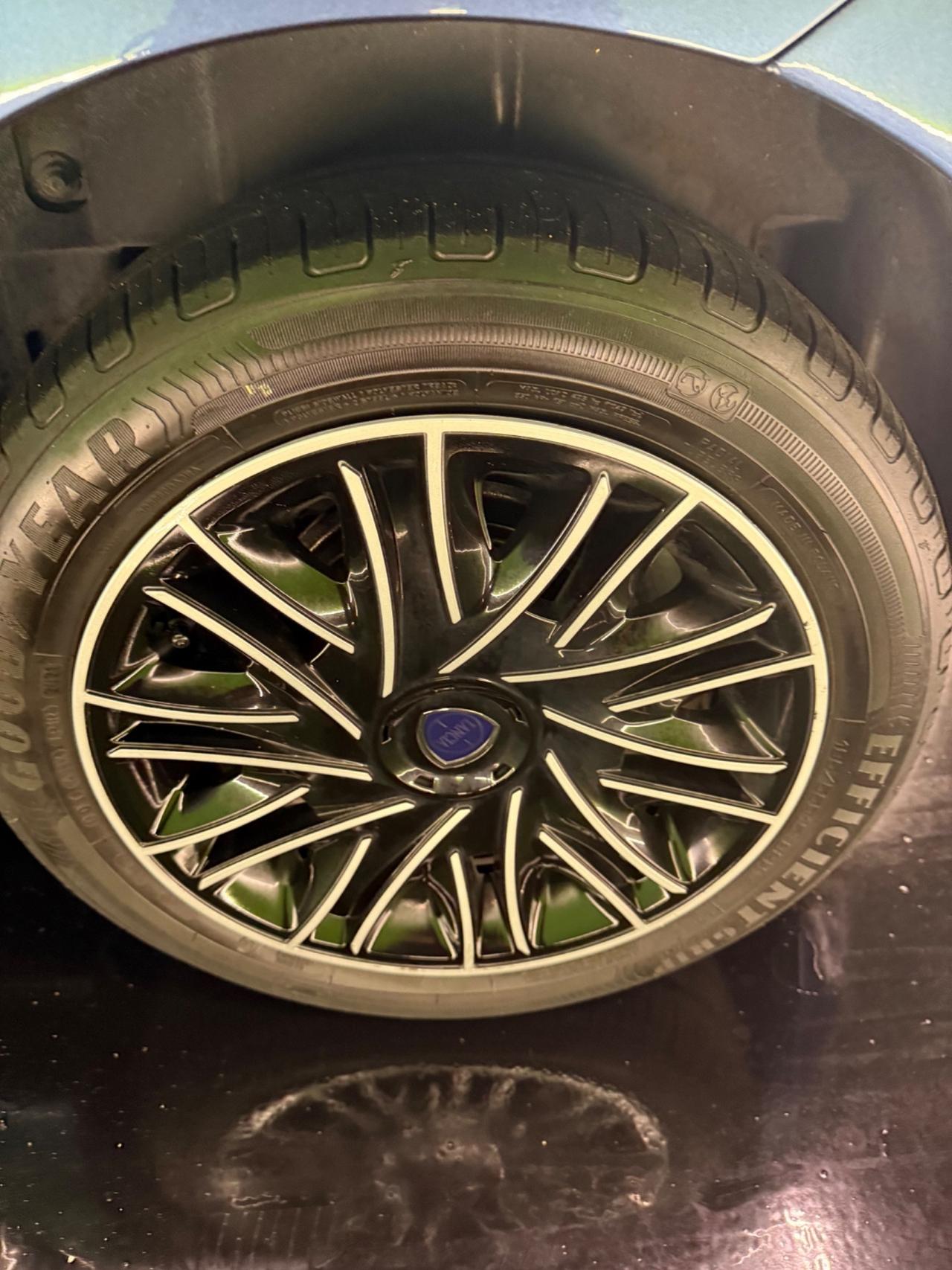 Lancia Ypsilon 1.0 FireFly 5 porte S&S Hybrid Ecochic Silver