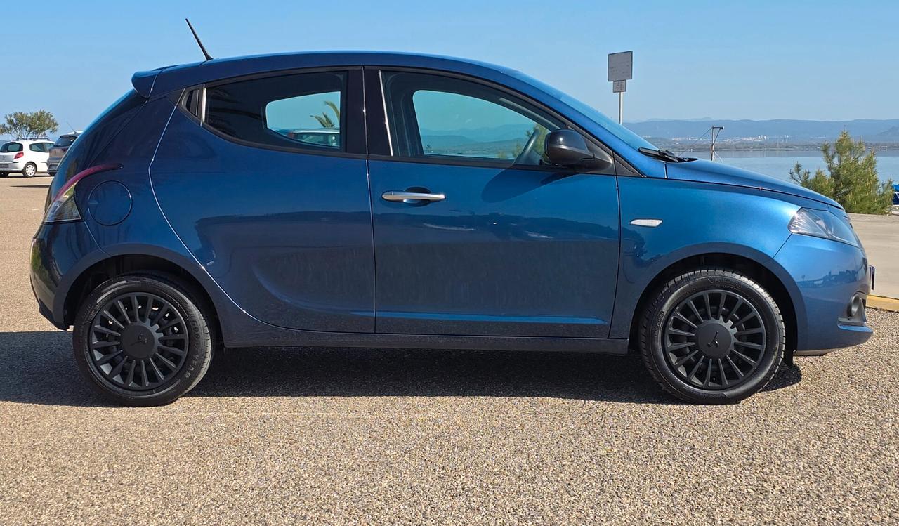 Lancia Ypsilon 1.0 FireFly 5 porte S&S Hybrid Ecochic Silver
