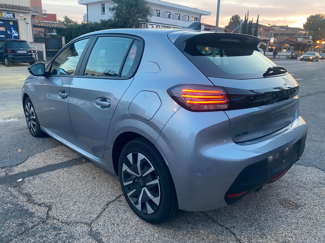 PEUGEOT 208 1.2 100Cv ACTIVE NAVI-Solo 15.000Km!