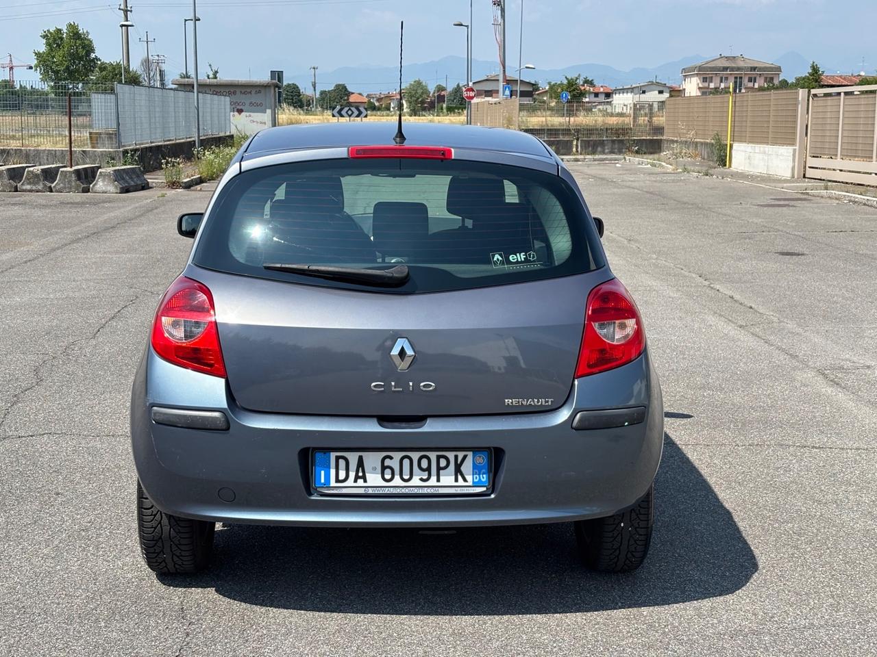 Renault Clio 1.2 16V UNI PRO!
