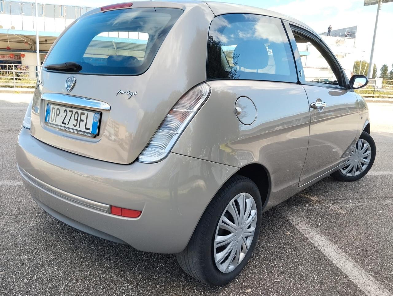 Lancia Ypsilon 1.3 MJT 75 CV Argento