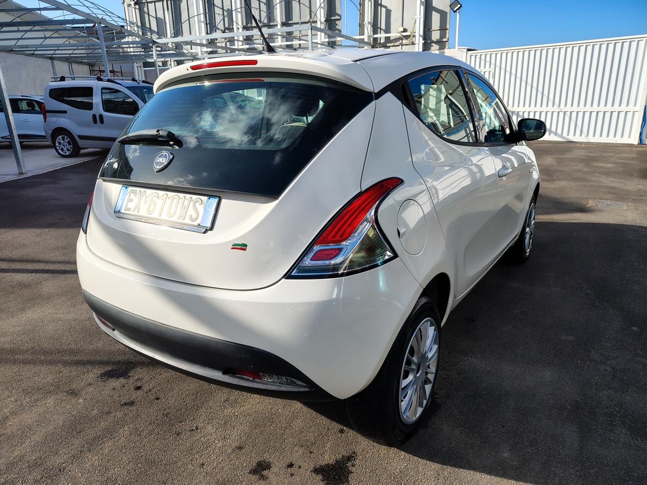 Lancia Ypsilon 0.9 TwinAir 85 CV 5 porte Metano Ecochic Elle