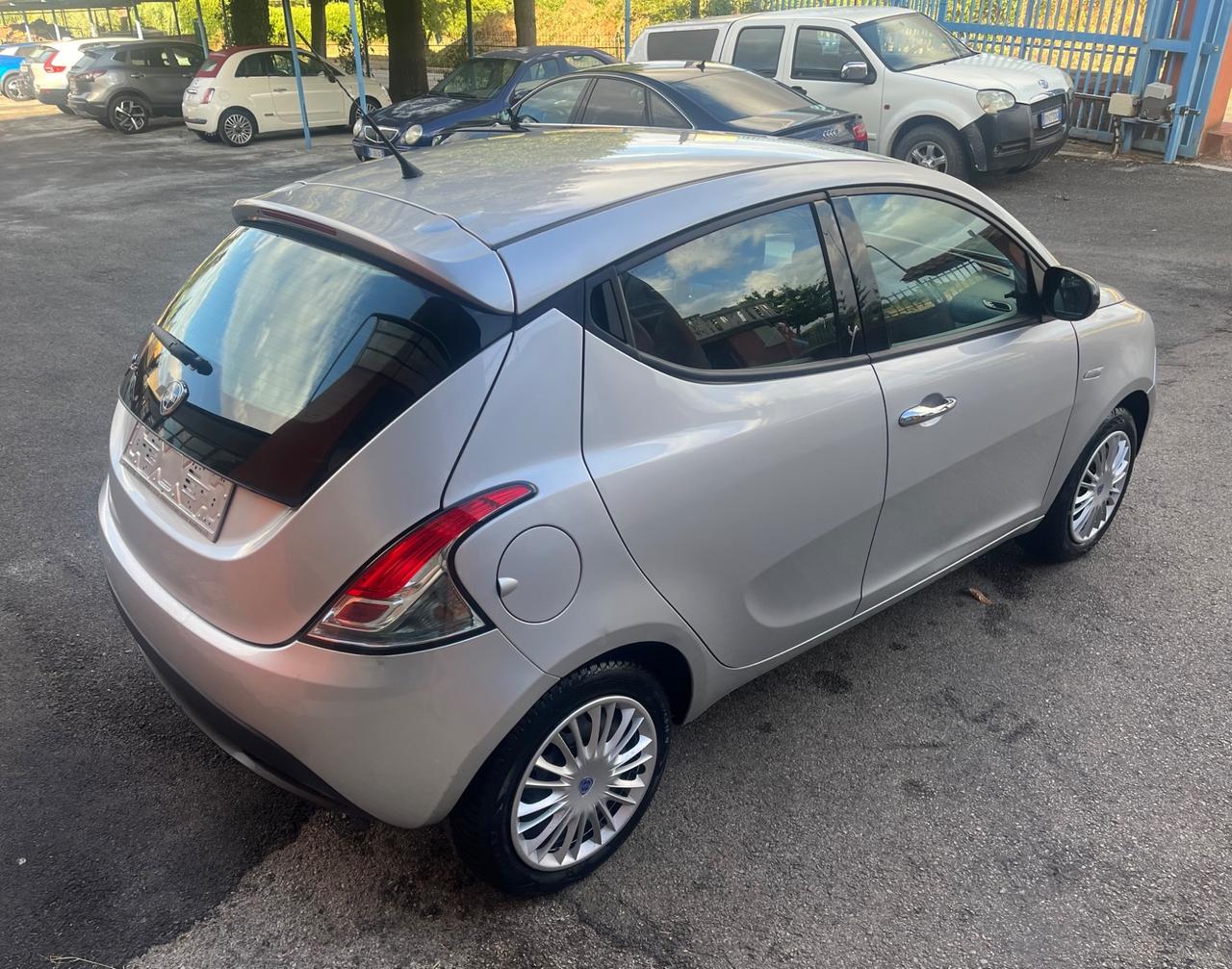 Lancia Ypsilon 1.2 69 CV5porte Silver-soloKm47500-