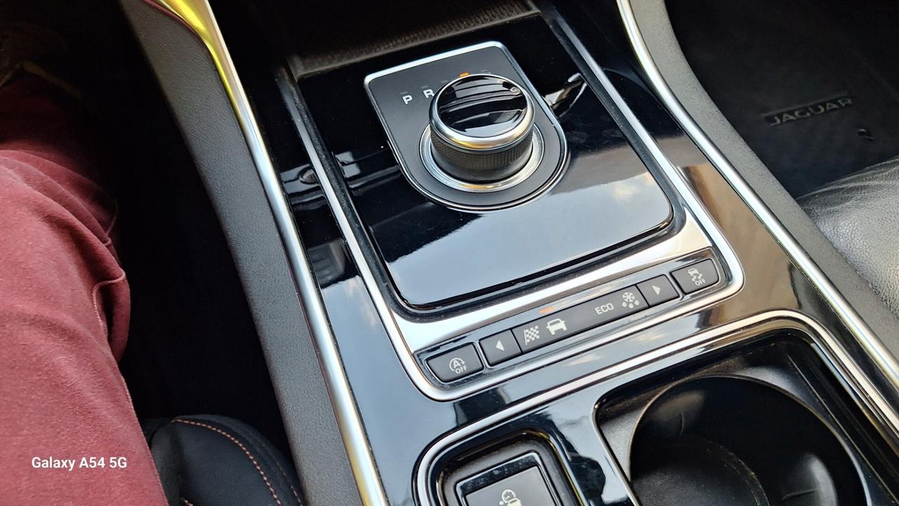 Jaguar XE 2.0 D 180 CV aut. Prestige